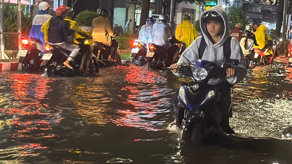 Tuyến đường Nguyễn Thiện Thành, phường Hòa Thuận, đoạn qua Đại học Trà Vinh ngập sâu. Ảnh: Trí Trần.