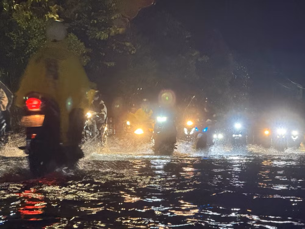 Đến hơn 20h, tình trạng ngập sâu vẫn chưa có dấu hiệu giảm, người dân chật vật đi lại trong đêm. Ảnh: Trí Trần.
