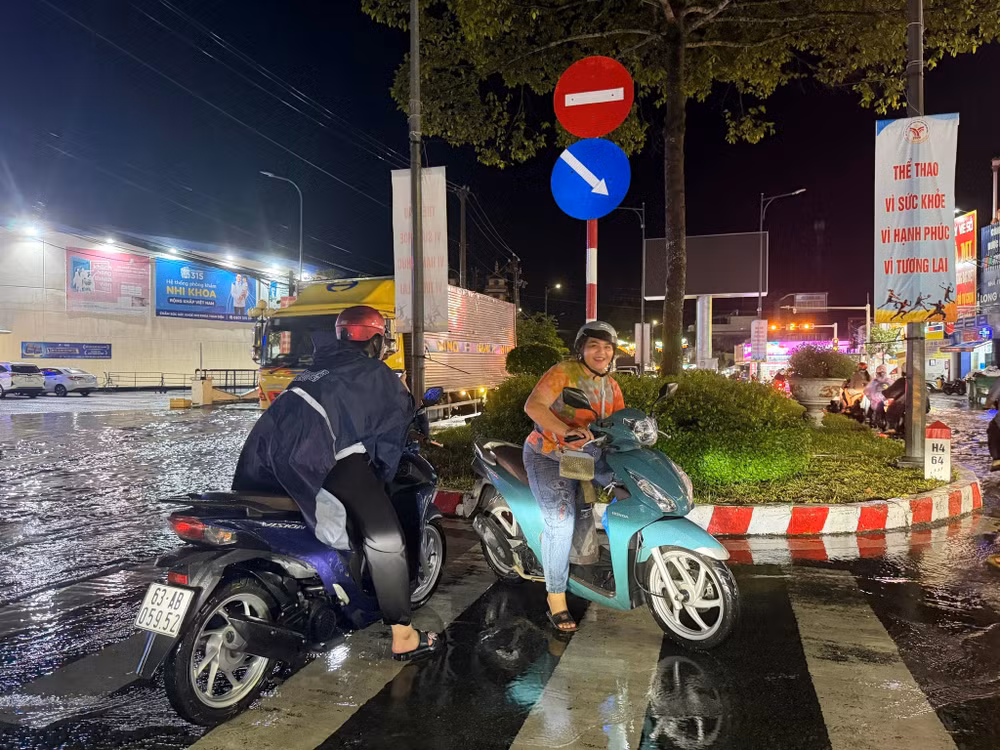 Phương tiện xe mô tô chết máy. Ảnh: Trí Trần.