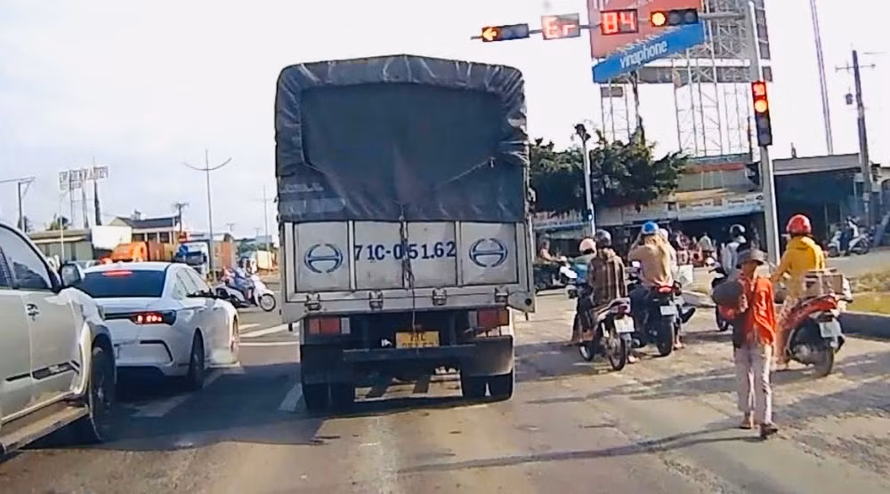 Nhiều trẻ em xuất hiện tại các ngã tư để xin tiền các phương tiện dừng đèn đỏ (Ảnh: CTV)