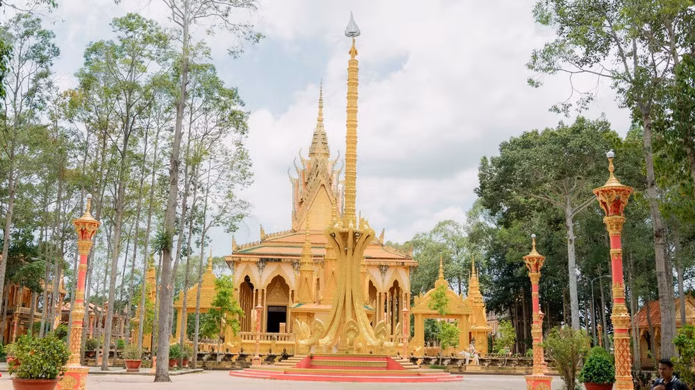 Giữa sân chùa là cột trụ cao vút, được nâng đỡ bởi tượng rắn thần Naga 5 đầu