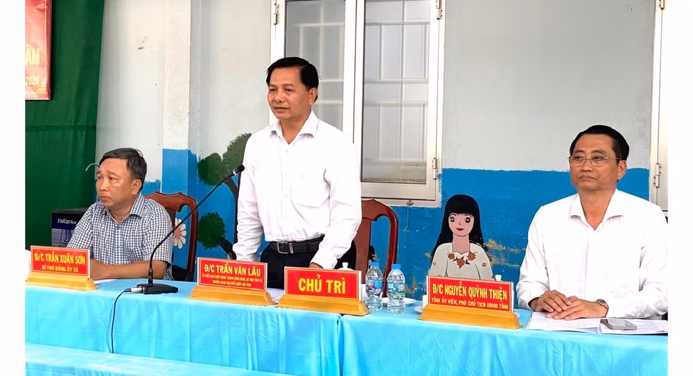 Ông Trần Văn Lâu - Bí thư Tỉnh uỷ Vĩnh Long tại buổi tiếp xúc với người dân 2 xã An Phú Tân và Lục Sĩ Thành (Ảnh: A X)