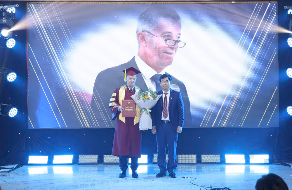 Nghi thức phong tặng danh hiệu Giáo sư Danh dự cho GS. Laurent Grosclaude, Giám đốc khoa học Chương trình Thạc sĩ Luật liên kết Việt – Pháp. (Ảnh: BTC)
