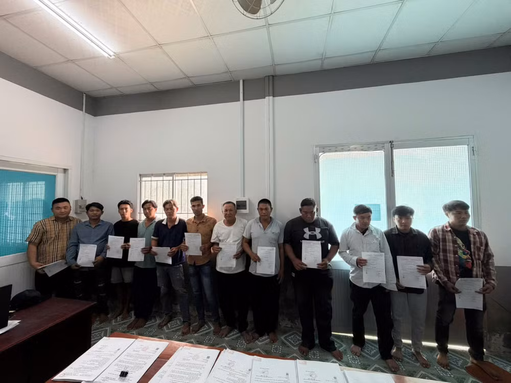 12 đối tượng tổ chức và tham gia đánh bạc cúi đầu nhận tội tại cơ quan điều tra (Ảnh: CACC)