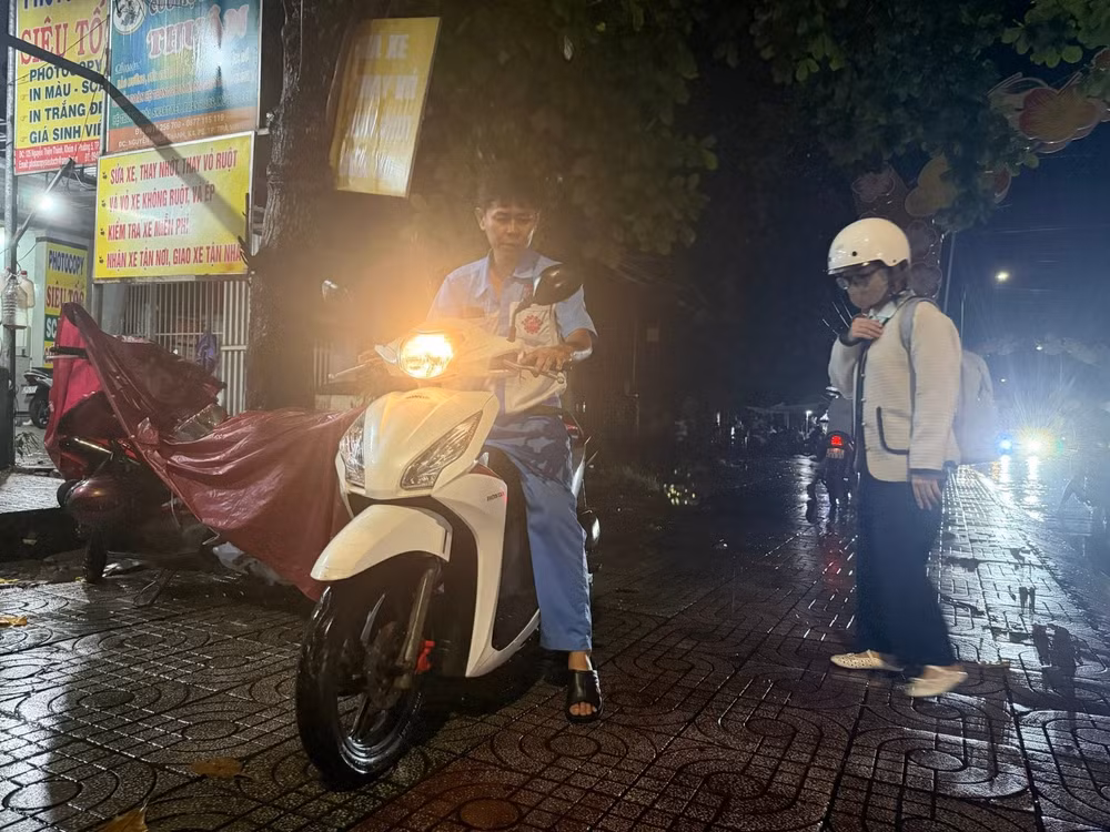Phương tiện xe mô tô hư hỏng phải sửa chữa. Ảnh: Trí Trần.