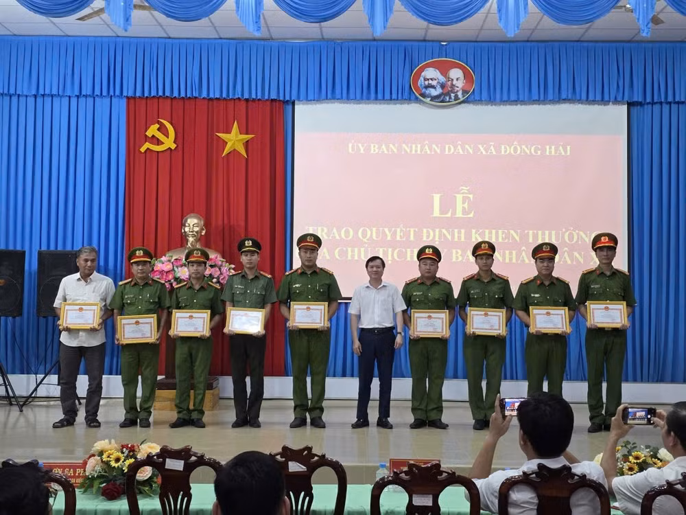 Khen thưởng tập thể, cá nhân Công an xã Đông Hải phá nhanh vụ án nghiêm trọng. (Ảnh: Trí Trần)