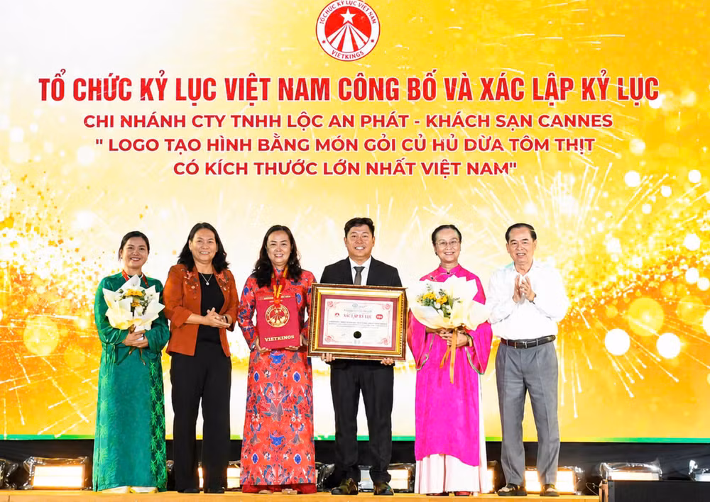 Chính thức trao quyết định xác lập Kỷ lục Việt Nam cho tác phẩm nghệ thuật từ ẩm thực (Ảnh:A.X)