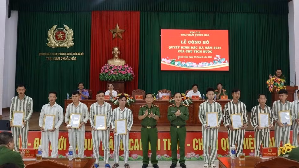 Trại giam Phước Hòa trao quyết định đặc xá cho 96 phạm nhân. Ảnh:Trí Trần.