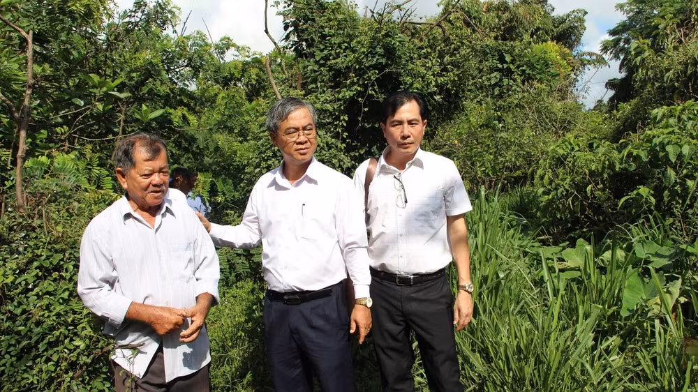 Ông Châu Văn Hòa - Phó Chủ tịch UBND tỉnh Vĩnh Long (giữa) khảo sát sinh cảnh và môi trường sống tại vườn chim Hai Chìa (Ảnh: Trí Trần)