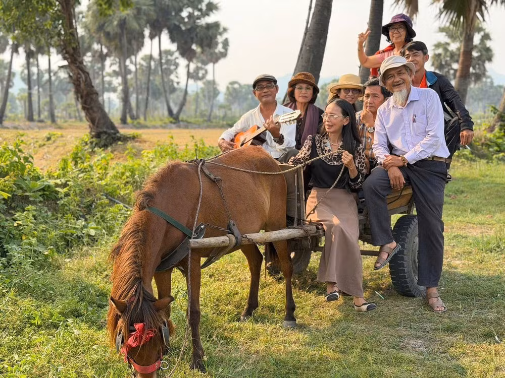 Dưới những tán lá của rừng thốt nốt đã tạo nên không gian xanh mát khiến nhiều du khách như được hoà mình vào thiên nhiên (Ảnh:Trí Trần)