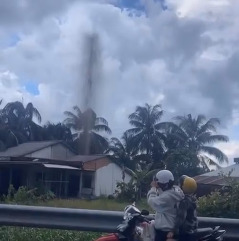 Giếng khoan của gia đình bà Dương Thị Hường (73 tuổi) bất ngờ phun nước mạnh liên tục lên mặt đất và có mùi khó chịu ( Ảnh : Cắt từ clip)