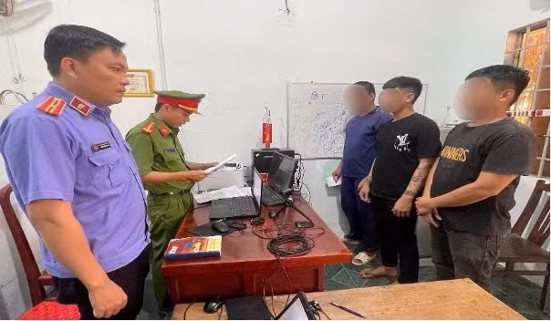 Cơ quan Công an thi hành các quyết định tố tụng đối với Đạt, Đường và Thiện (Ảnh: CACC)