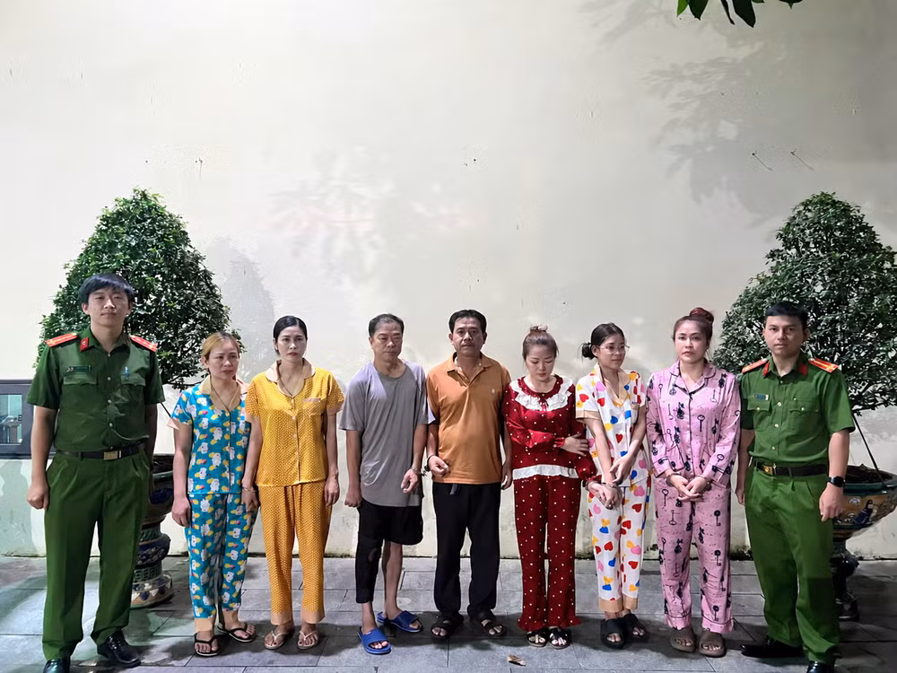 doi-hinh-chin-nguoi-truoc-tuong-kem.png