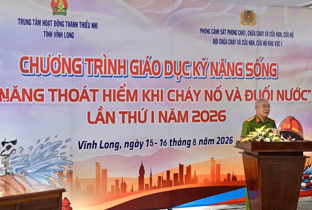 Thượng tá Hồ Văn Tàu - Phó trưởng phòng Cảnh sát PCCC &amp; CNCH (Công an tỉnh Vĩnh Long) phát biểu tại buổi lễ (Ảnh: Trí Trần)