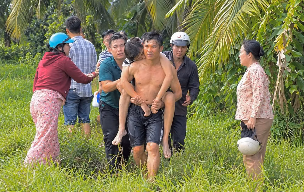 Thi thể nam sinh lớp 10 được tìm thấy sau 5 phút tìm kiếm. Ảnh: Trí Trần.