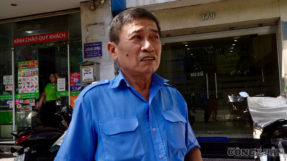 Ông Nguyễn Lào (64 tuổi, bảo vệ 1 cửa hàng trên đường Đinh Tiên Hoàng) cho hay: "Tôi đến đi làm, khoảng chừng 6h sáng tự nhiên nghe một tiếng ầm rất lớn, tôi nghĩ là tai nạn đụng xe nhưng khi chạy ra thì thấy một cái cây khổng lồ nằm dưới đường. Lúc đó tôi cũng hoảng hốt, không biết có ai đi ngang bị đè trúng không, tôi hô hoán mọi người xung quanh chạy ra xem, rất may là xung quanh đây chủ yếu là các hộ kinh doanh, nên 6h sáng thường chưa mở cửa sớm, ít người qua lại, chúng tôi đi một vòng xem sơ qua và không phát hiện ai bị đè trúng". clo_br_1791345497263-254409835294636708-5939139348061225039-faffc10dbbd28ed6bf86c8ce036d5a7a.jpg