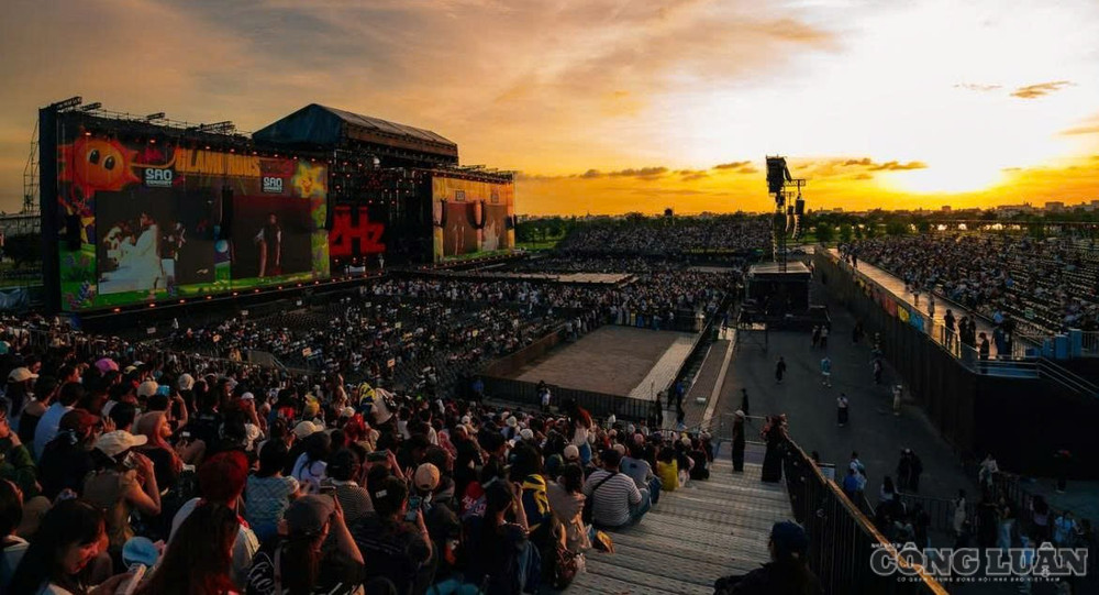 Một trong những sự kiện âm nhạc quy mô lớn diễn ra gần đây có SAO Concert với hơn 20.000 khán giả và hơn 50 nghệ sĩ tham gia. Lượng người tham dự là một yếu tố đáng chú ý, nhưng để đánh giá tác động của sự kiện, cần nhìn vào mức chi tiêu thực tế của khán giả và doanh thu mà các dịch vụ liên quan có thể ghi nhận. clo_br_khan-gia.jpg