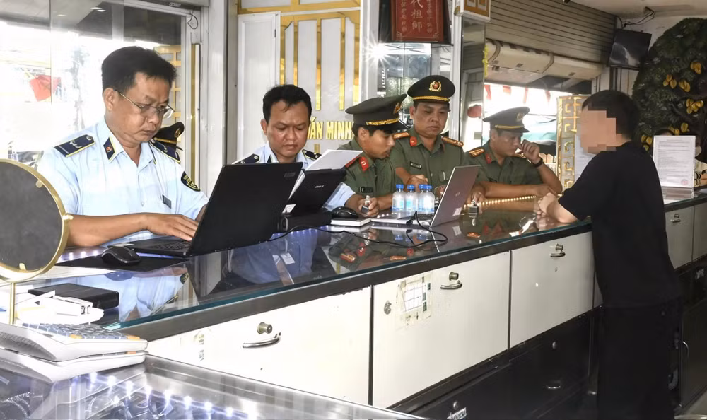 Quản lý thị trường và Công an Vĩnh Long phối hợp kiểm tra cơ sở kinh doanh vàng trên địa bàn tỉnh Vĩnh Long (Ảnh: CACC)