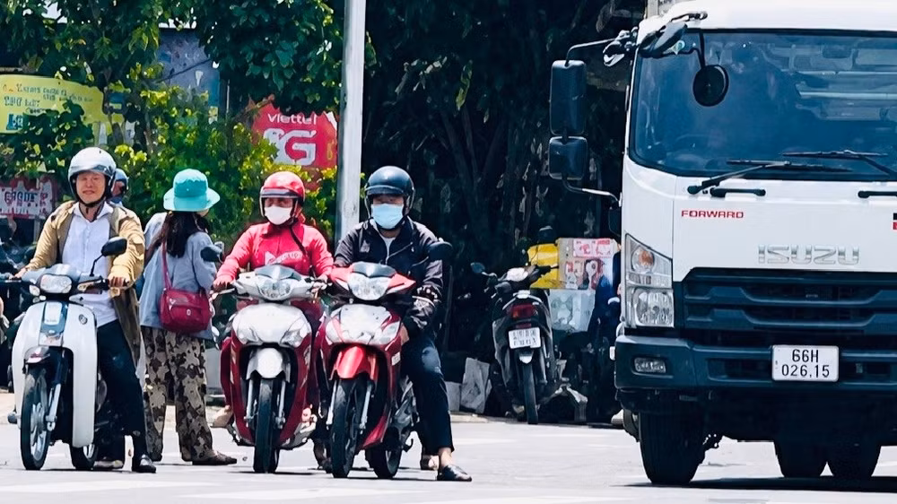 Bất chấp nguy hiểm, trẻ vị thành niên chèo kéo người đi đường tại ngã tư Lương Phú (Ảnh: A.X)