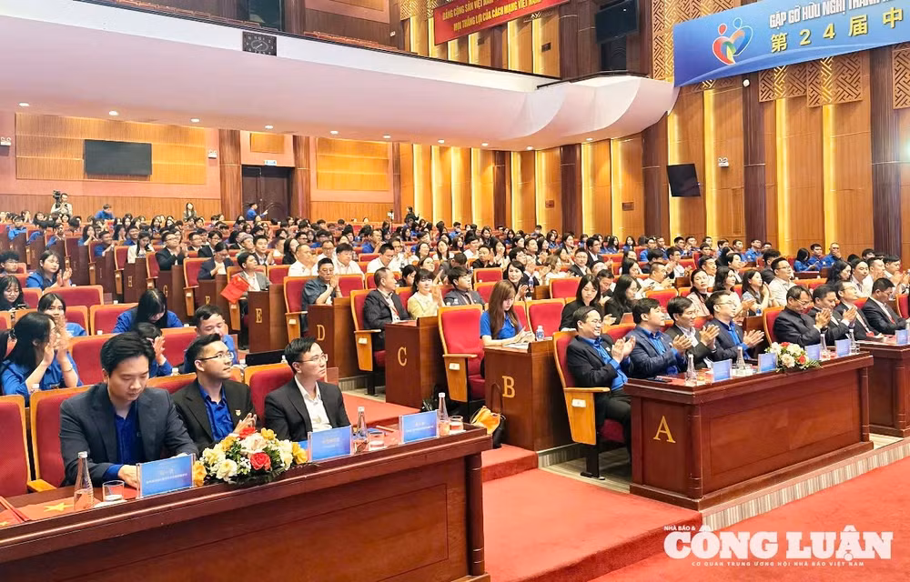 anh-8-gap-go-thanh-nien-viet-trung(1).jpg