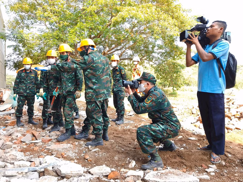 Nhà báo Vũ Mạnh Hùng (đang chụp ảnh) tác nghiệp tại Myanmar