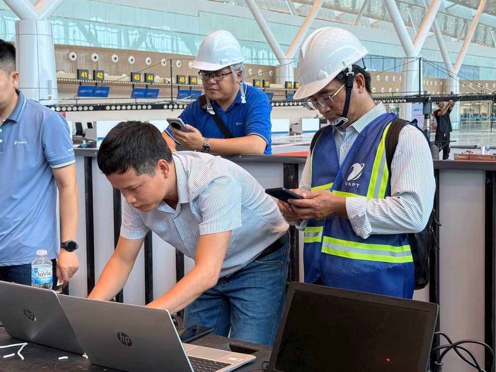 Các kỹ sư của VNPT kiểm tra chất lượng VinaPhone 5G tại nhà ga T3.