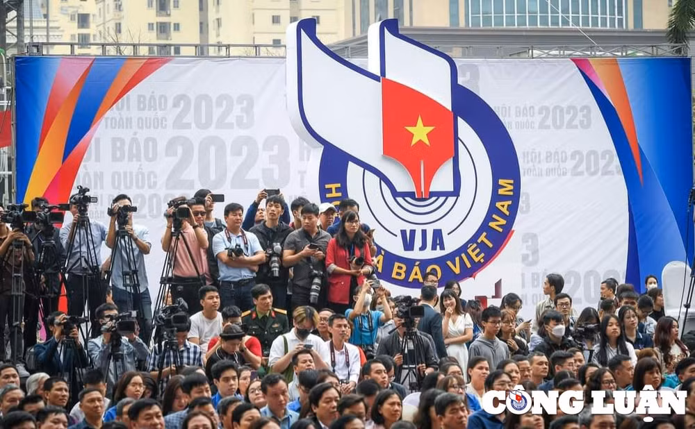 Các nhà báo, hội viên tác nghiệp tại Hội báo toàn quốc năm 2023