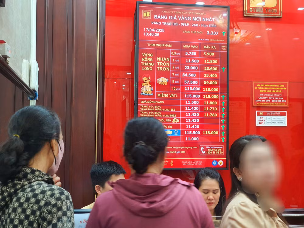 Gia-vang-nong-bong-tay-choang-ngop-bien-nguoi-xep-hang-xuyen-trua-mua-vang-o-Ha-Noi-z6514014646066_f52bb5e33f190198678cbc467f6eaebf-1744872271-395-width2560height1920 (1)