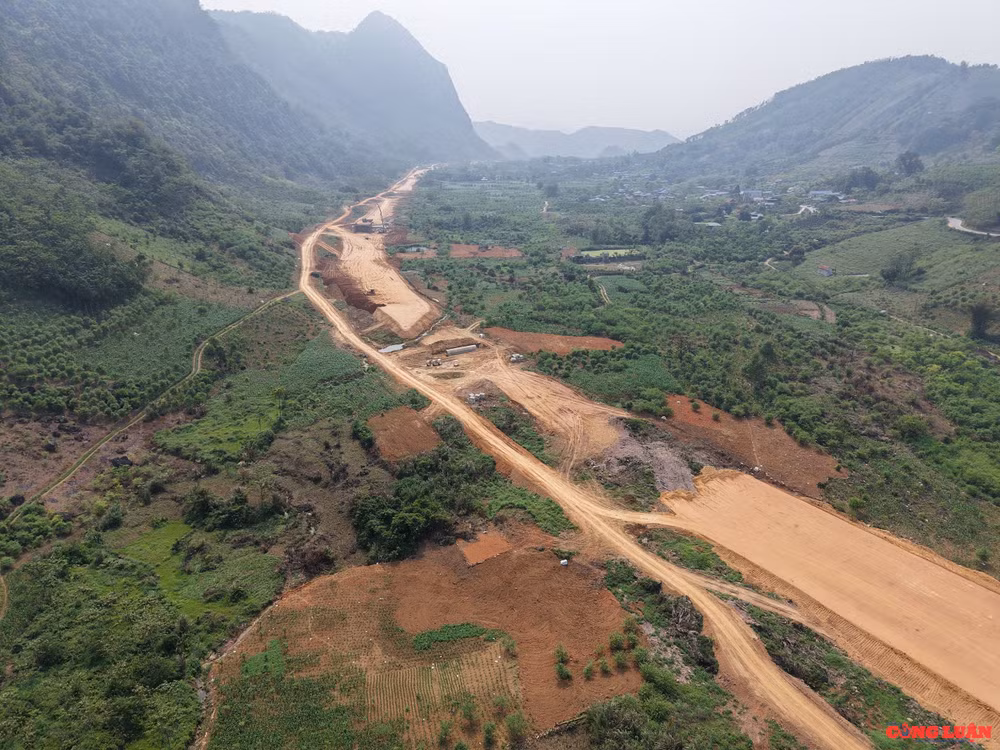 Cao tốc Hòa Bình - Mộc Châu có chiều dài 34 km, tổng vốn đầu tư gần 10.000 tỷ đồng.