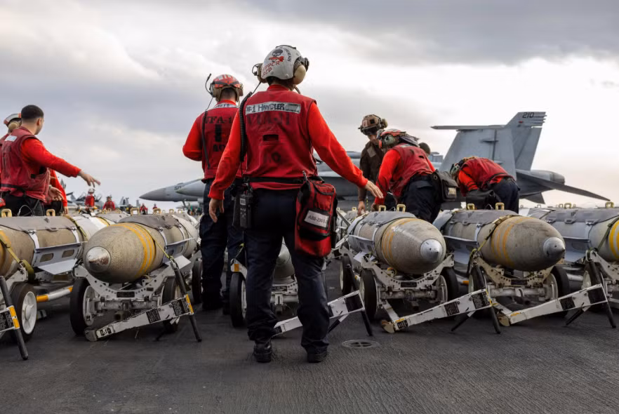 Trang bị vũ khí cho máy bay trên tàu USS Harry S. Truman để thực hiện các hoạt động chống lại lực lượng Houthi. Ảnh: X/CENTCOM