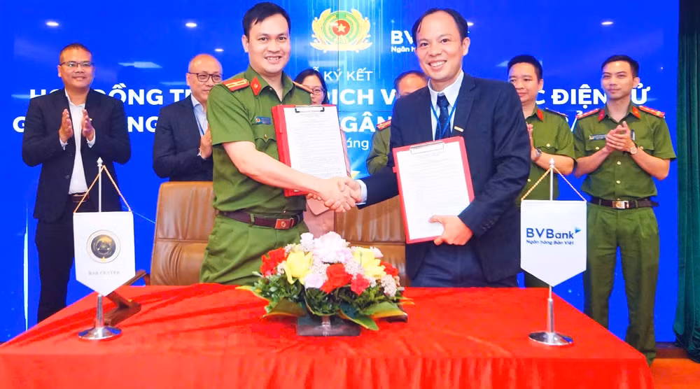 Thiếu tá Phan Đức Hiệp - Phó Giám đốc Trung tâm RAR (bên trái) và ông Phan Việt Hải, Phó Tổng Giám đốc BVBank