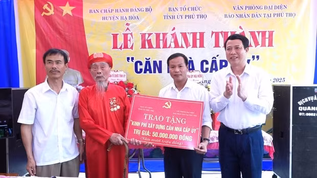 Đảng viê Nguyễn Đức Bảng nhận tượng trưng kinh phí ủng hộ xây dựng căn nhà cấp ủy từ Văn phòng đại diện Báo Nhân Dân tại Phú Thọ