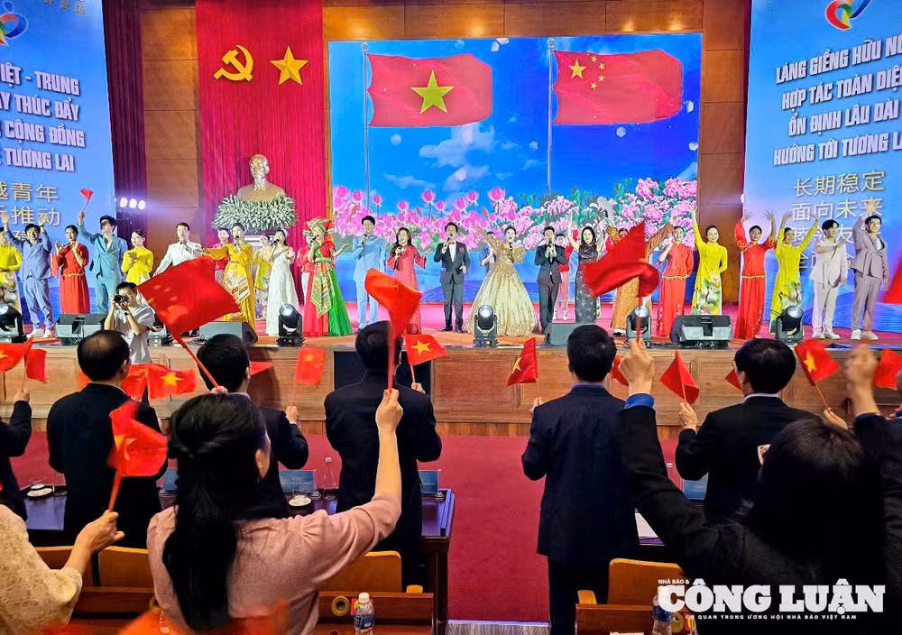 anh-1-gap-go-thanh-nien-viet-trung.jpg
