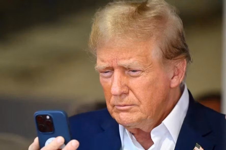 trump-smartphone(1).jpg
