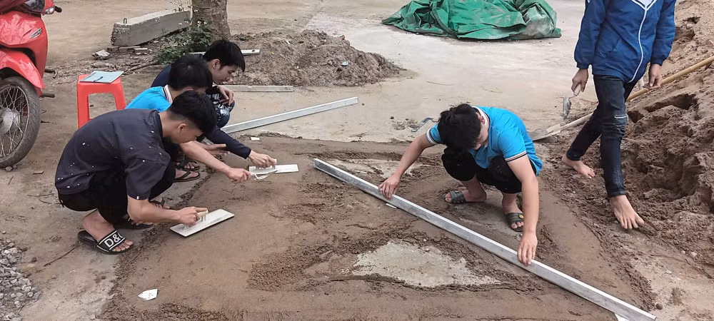 Giờ thực hành của lớp Nghề xây dựng tại Trung tâm GDNN-GDTX Ngọc Lặc.