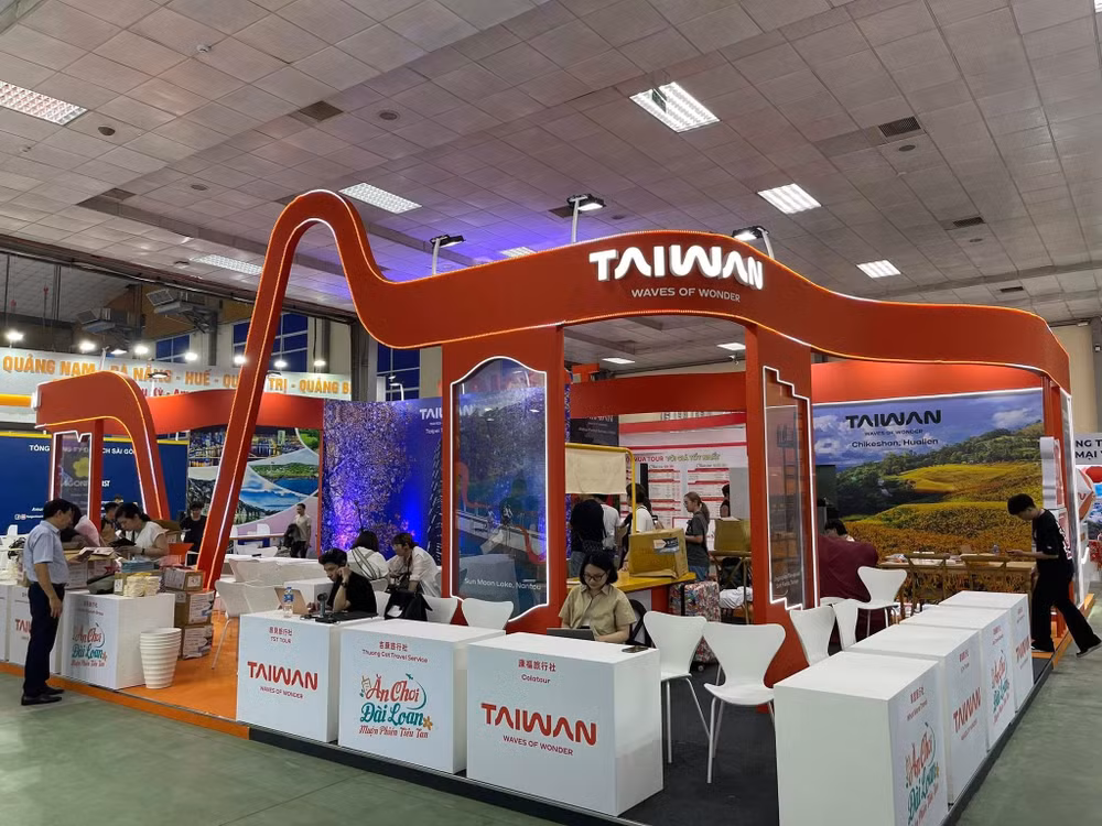Có thể là hình ảnh về 11 người và văn bản