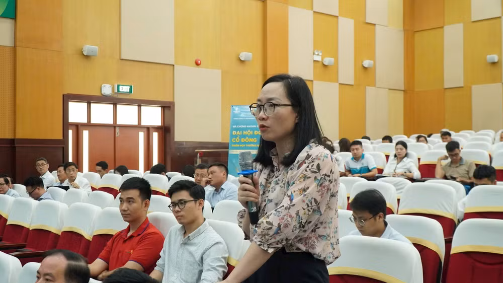 Cổ đông đặt câu hỏi và thảo luận tại phiên họp (2)