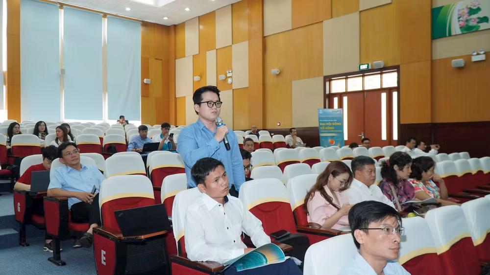 Cổ đông đặt câu hỏi và thảo luận tại phiên họp (1)