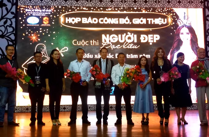 Ban tổ chức cuộc thi “Người đẹp Bạc Liêu 2019 - Đấu xảo sắc đẹp trăm năm” tại buổi họp báo.