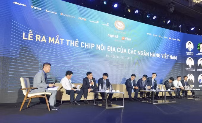 Ông Đào Minh Tuấn – Chủ tịch Hội thẻ Việt Nam – Phó Tổng Giám đốc Vietcombank (thứ 3 từ trái sang) đưa ra lộ trình về việc nâng cấp, phát triển mạng lưới chấp nhận thẻ chíp và thẻ không tiếp xúc (POS) của Vietcombank