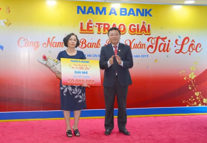 Chị Trần Thị Kim (Khách hàng Nam A Bank Quang Trung) may mắn nhận Giải Nhì sổ tiết kiệm trị giá 50 triệu đồng từ Nam A Bank.