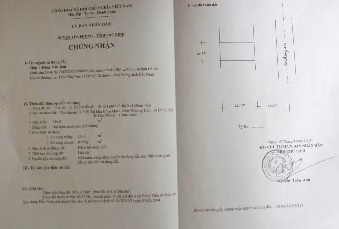 Giấy chứng nhận số AB700139 do UBND huyện Yên Phong cấp ngày 13/4/2005