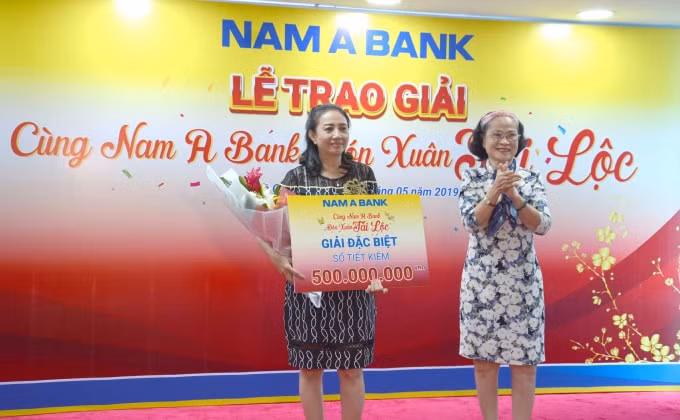 Bà Triệu Kim Cân – Trưởng Ban Kiểm soát Nam A Bank trao Giải đặc biệt cho chị Phạm Việt Tiên (Khách hàng Trung tâm kinh doanh).
