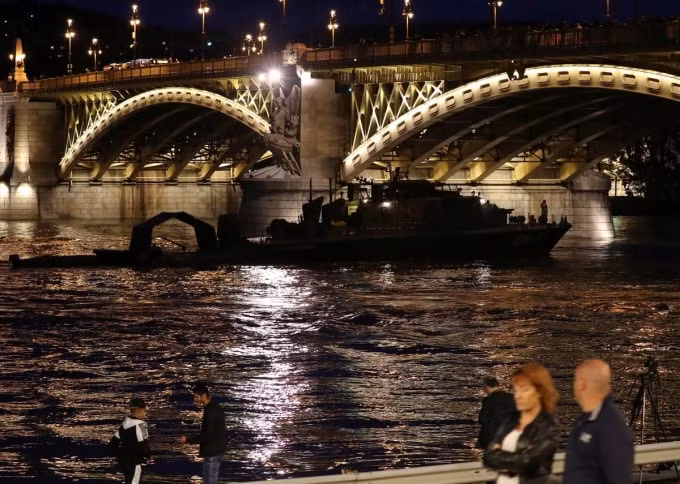 Một tàu cứu hộ tìm kiếm trên sông ở Budapest. Ảnh: Reuters