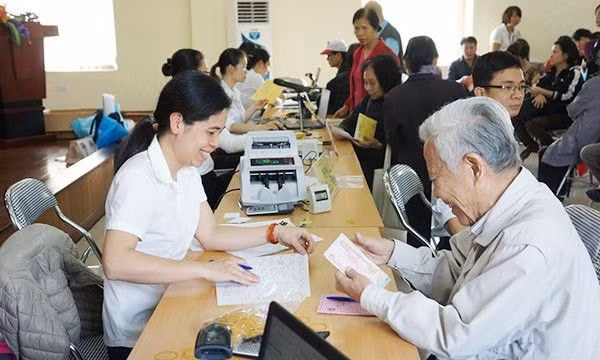 Dự kiến việc cấp phát thẻ và chi trả qua thẻ sẽ bắt đầu triển khai thí điểm trong thời gian tới đây tại huyện Thanh Trì (Hà Nội). (Ảnh TL)