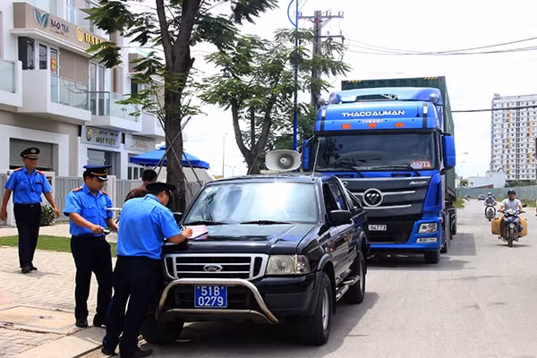 Thanh tra Sở GTVT TP.HCM tăng cường kiểm tra, xử lý những vi phạm về chở hàng quá tải trọng cho phép. Ảnh: TL.