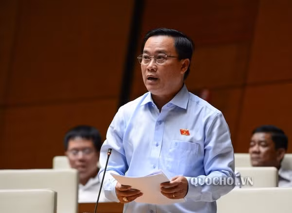Đại biểu Nguyễn Quốc Hận kiến nghị đưa Kiểm toán nhà nước kiểm toán đối với danh mục kinh doanh ngành điện. Ảnh: Cổng TTĐT Quốc hội