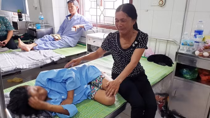 Bà Lam nhìn những vết thương trên cơ thể của con gái, vừa khóc vừa kể lại sự việc đã xảy ra (Ảnh: MH)