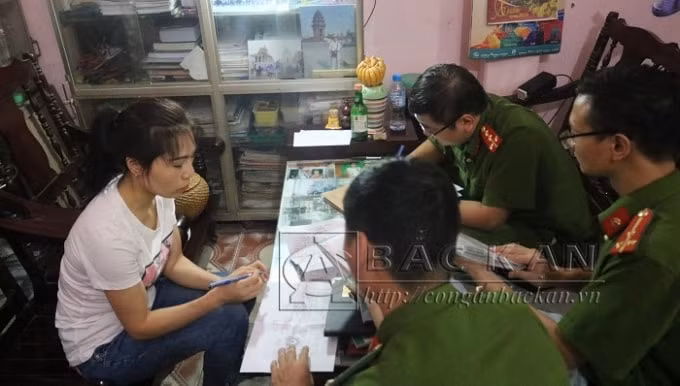 Lực lượng Công an lập biên bản khám xét đối với Lê Thị Hồng Điệp (Ảnh conganbackan.vn)