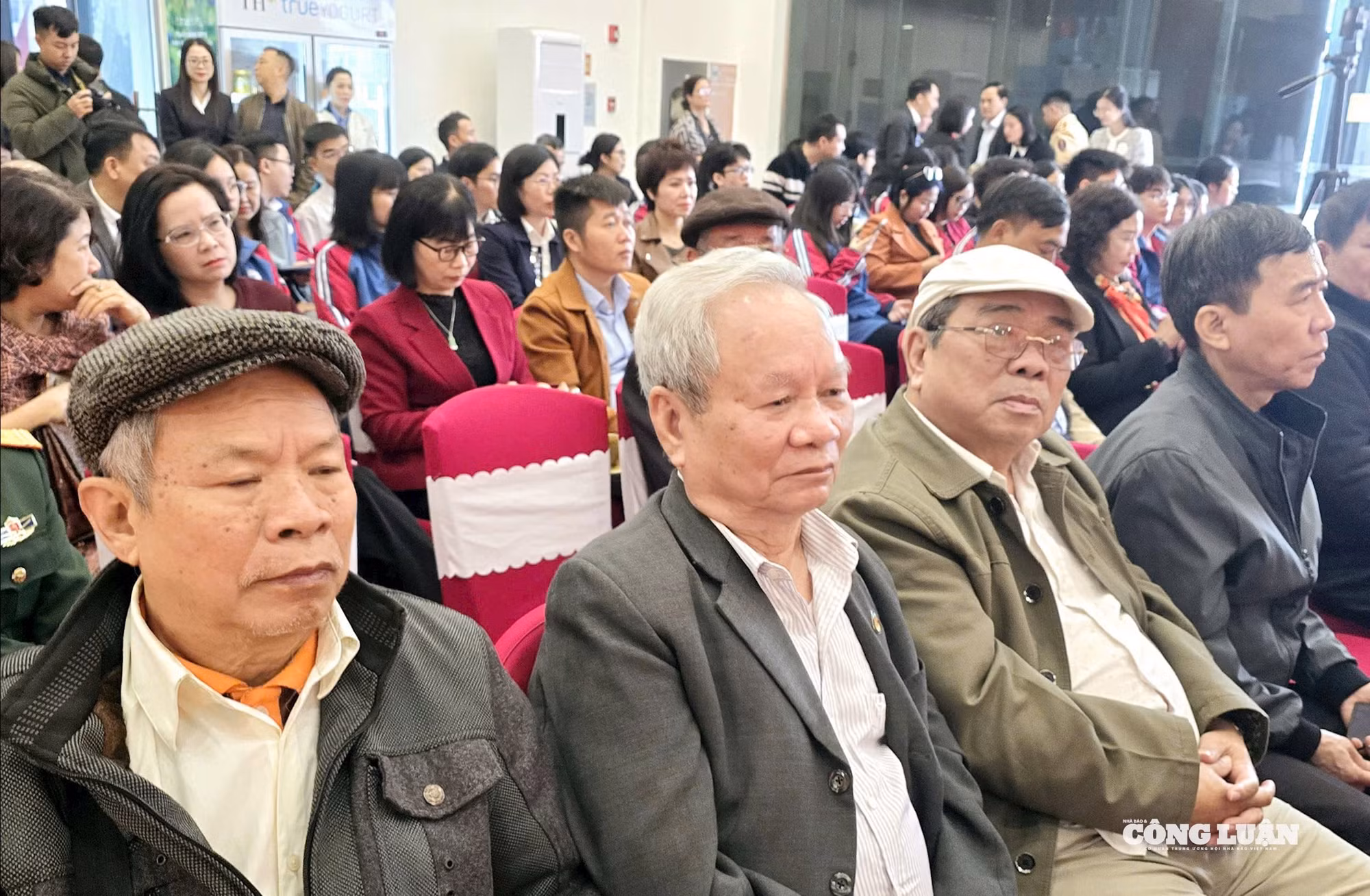 8-hoi-bao-xuan-quang-ninh.jpg